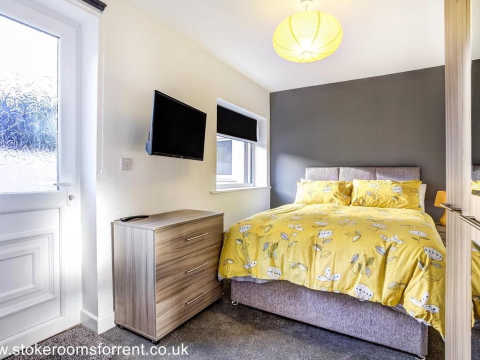 Townhouse PLUS @ 166 Edleston Road Crewe Hotel in Crewe