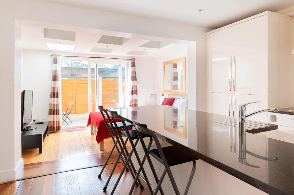 Centra Wharf Apartment in London