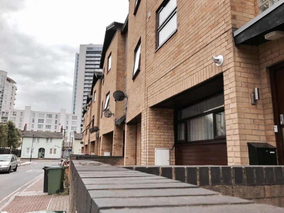 Centra Wharf Apartment in London