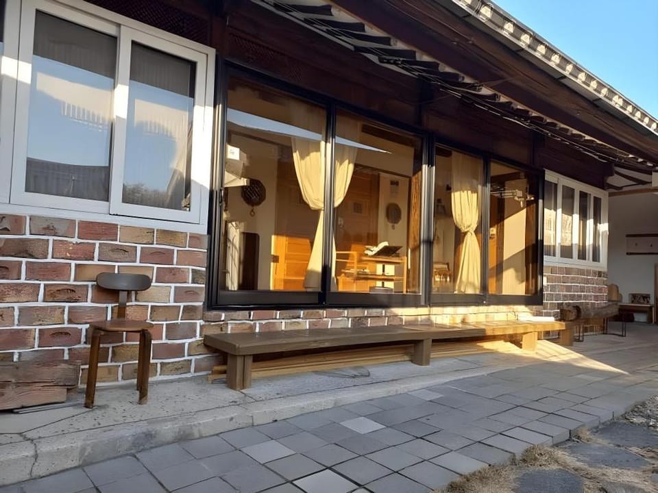 jeonjuhanogmaeulsugbag morangeseuteuhauseu Hotel in South Korea