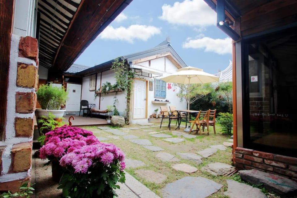 jeonjuhanogmaeulsugbag morangeseuteuhauseu Hotel in South Korea