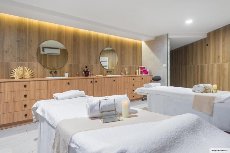 GOLDEN TULIP LYON OUEST TECHLID Hotel & Spa Hotel in Lyon