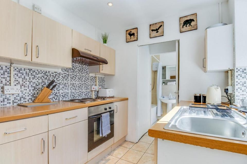 StayZo House Accommodation- Coventry Free Parking Apartment in Coventry