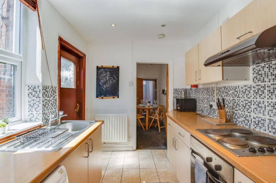 StayZo House Accommodation- Coventry Free Parking Apartment in Coventry