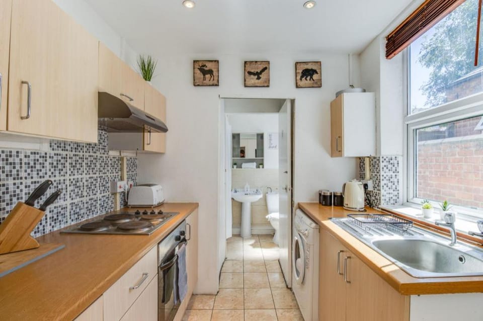 StayZo House Accommodation- Coventry Free Parking Apartment in Coventry