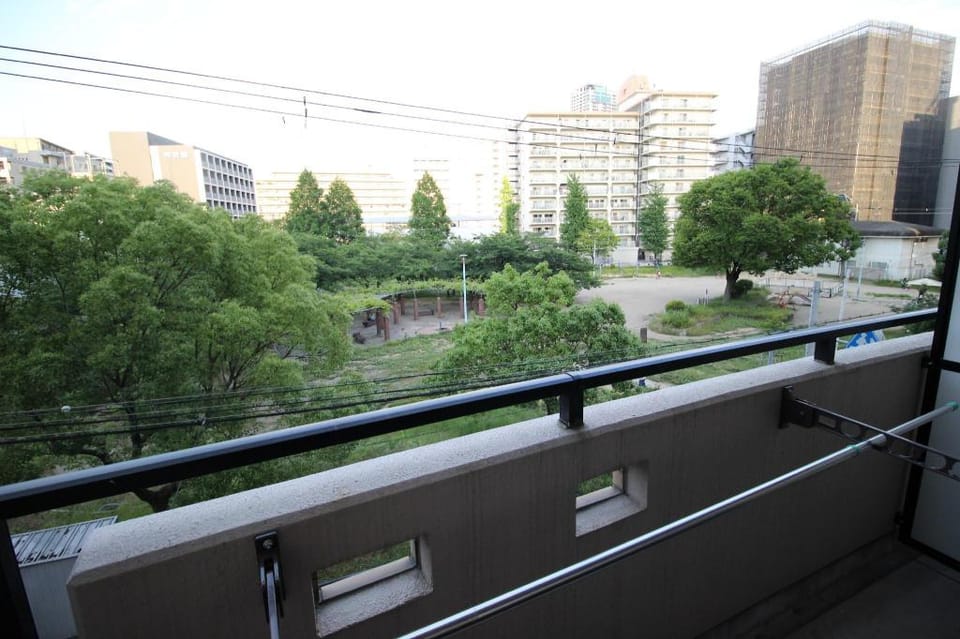 Disinfected room with projector 10 min from Umeda Apartment in Osaka