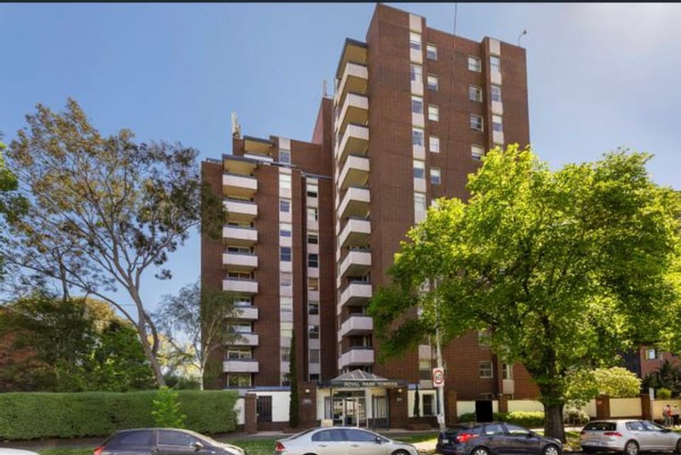Elegance and stylish lifestyle plus location Apartment in Melbourne