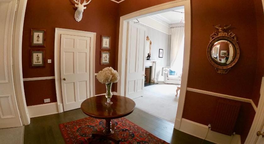 Escape To Edinburgh @ Albyn Place Apartment in Edinburgh