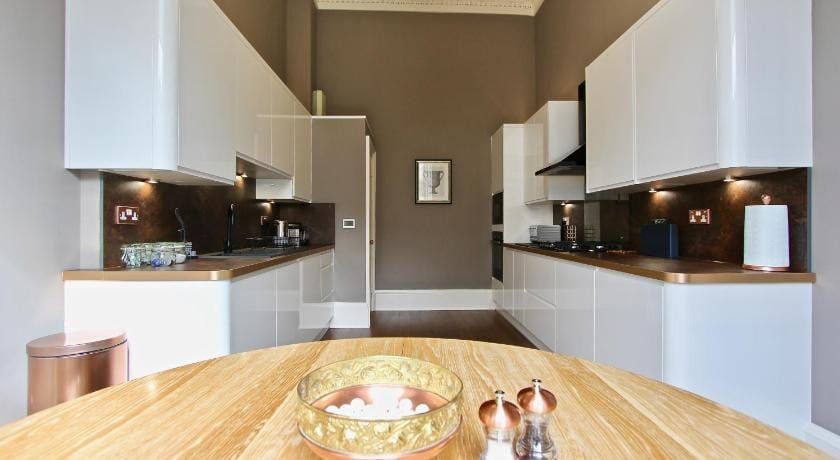 Escape To Edinburgh @ Albyn Place Apartment in Edinburgh