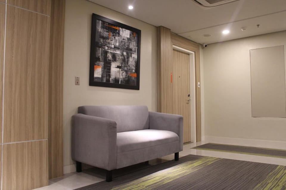 A2J Luxury Balcony BGC Suite Near SM AURA Taguig Apartment in Makati