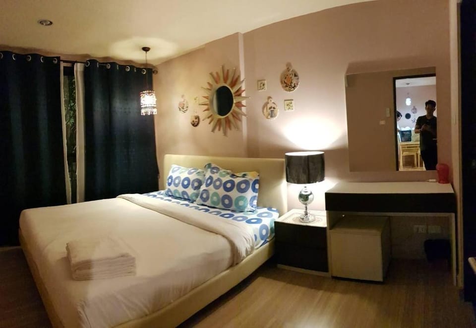 Bluroc One Bedroom Pool View Apartment in Nong Kae