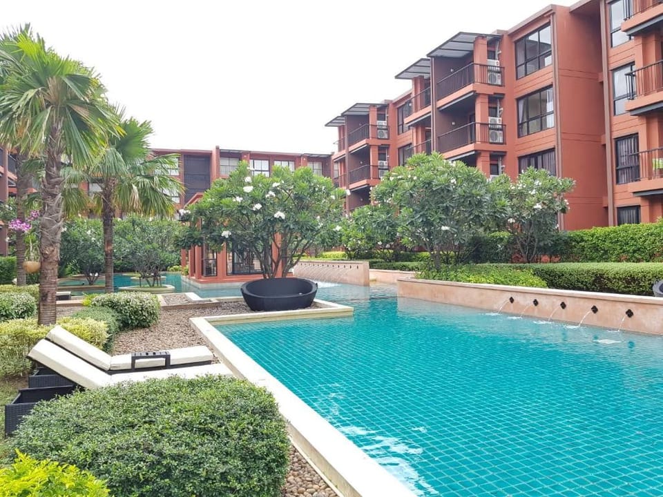 Bluroc One Bedroom Pool View Apartment in Nong Kae