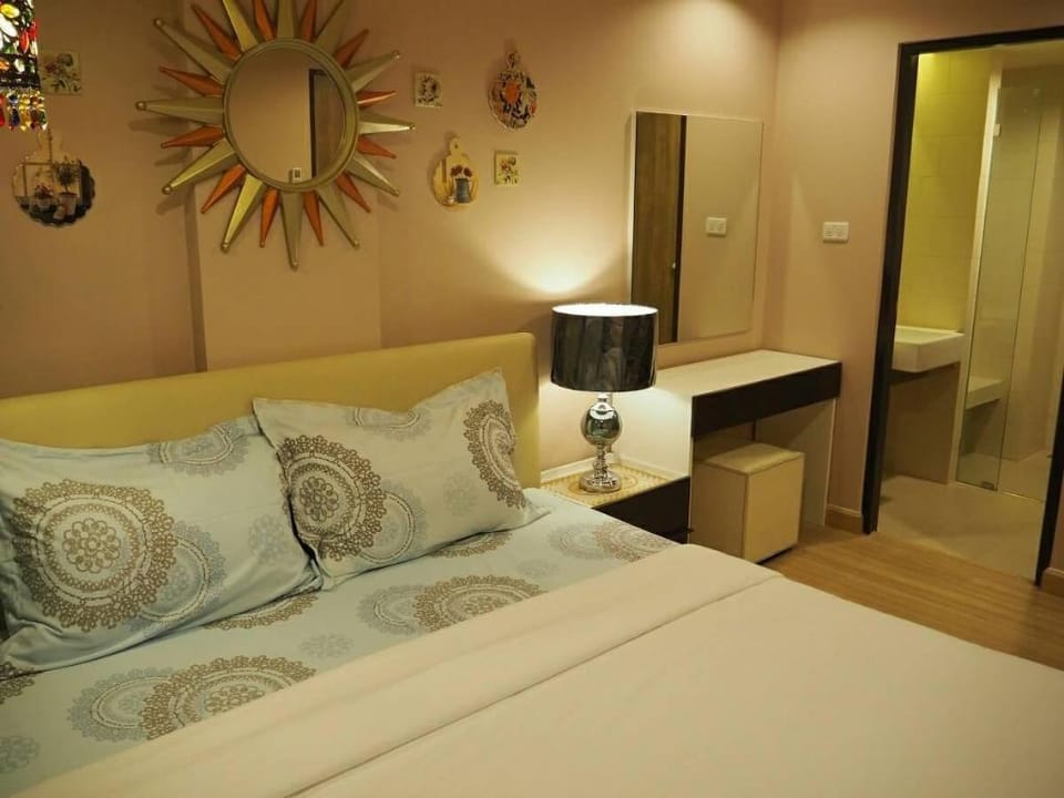 Bluroc One Bedroom Pool View Apartment in Nong Kae