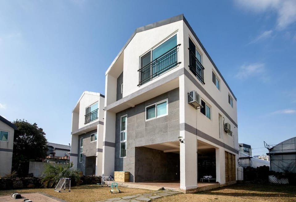 seogwipo pyoseonhaebici pensyeon Bed and Breakfast in South Korea