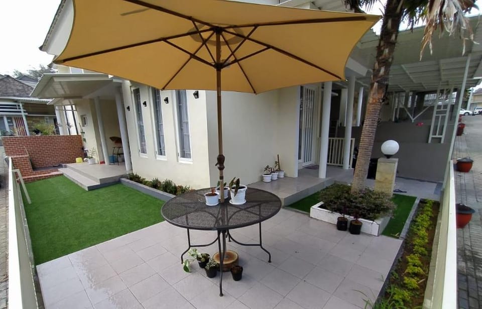 Villa Allesha Batu Villa in Batu