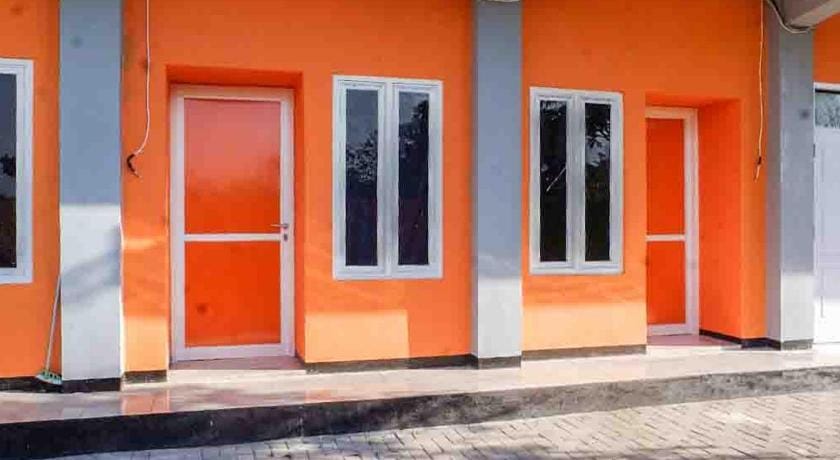 Artayya Puri 2 near Alun Alun Caruban Mitra RedDoorz Hotel in East Java
