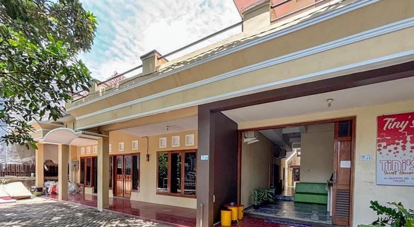 Tini's Guest House Malang Mitra RedDoorz Hotel in East Java