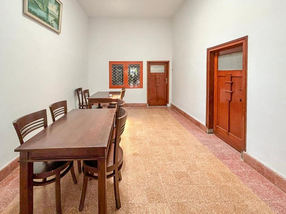 Tini's Guest House Malang Mitra RedDoorz Hotel in East Java
