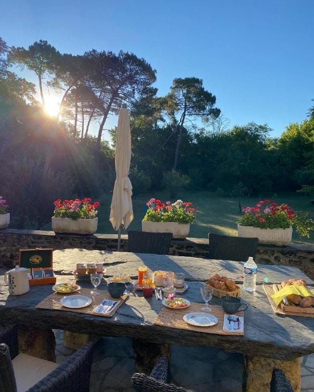 Les Volets Violets Bed and Breakfast in Mios