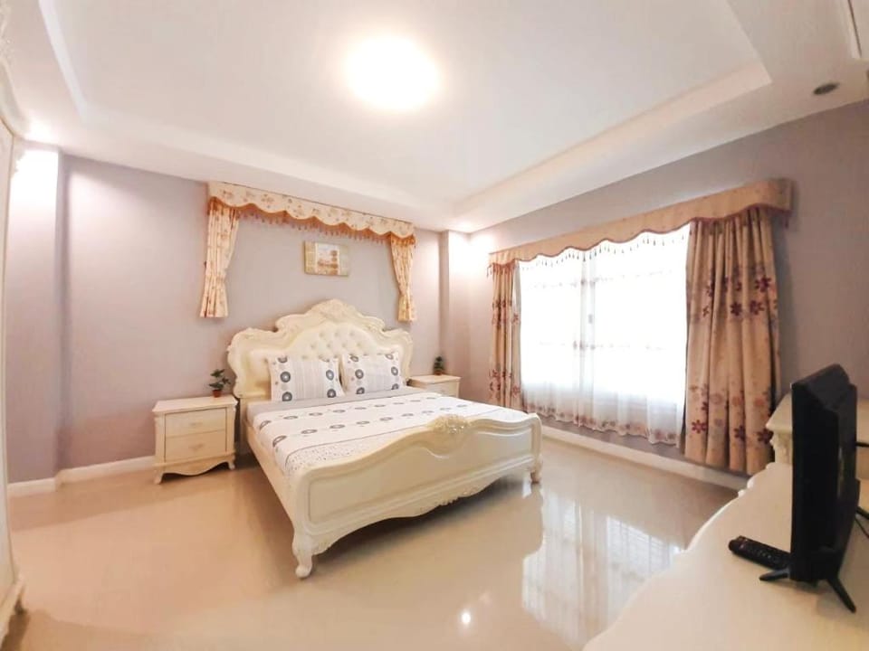 Four Bedroom Party Pool Villa Huahin (8-20 Pax) Villa in Hua Hin District