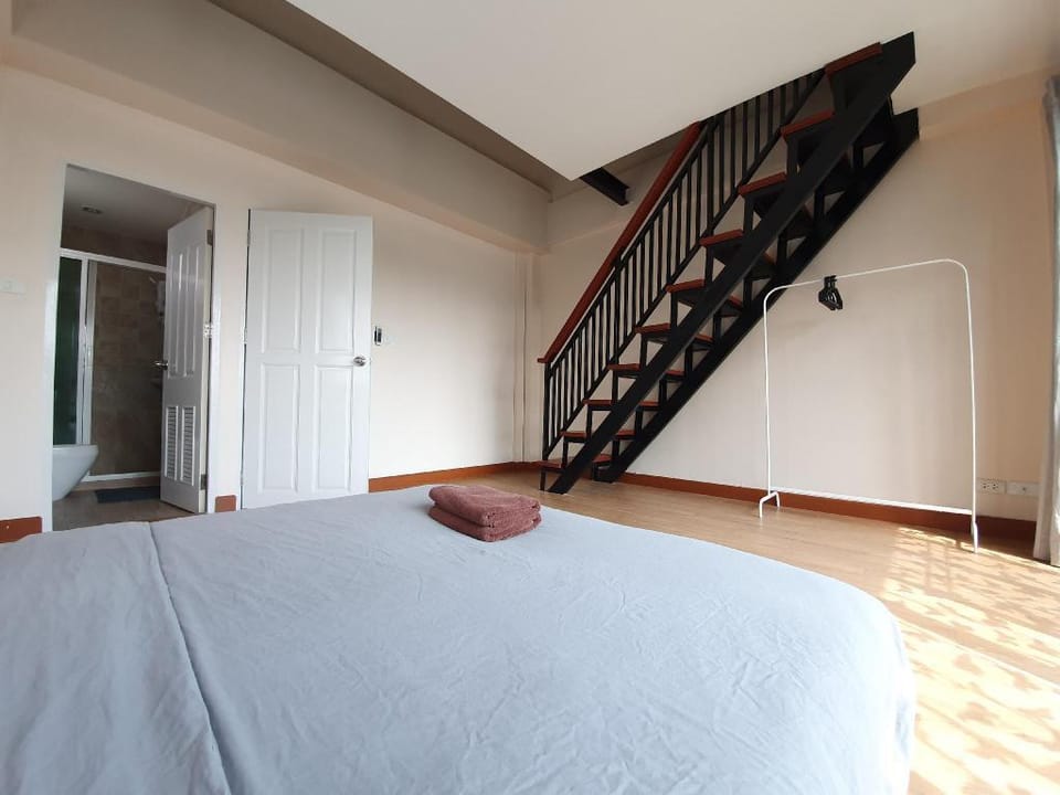 4BR townhome above minimart, MRT, Super Convenient Vacation rental in Bangkok