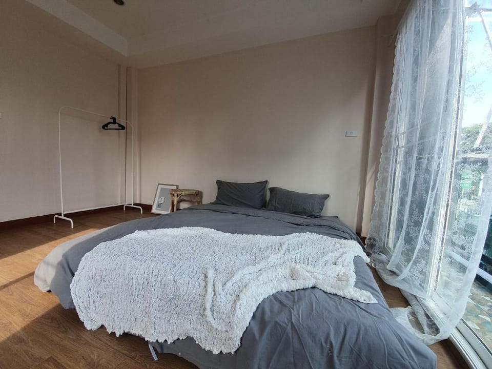4BR townhome above minimart, MRT, Super Convenient Vacation rental in Bangkok