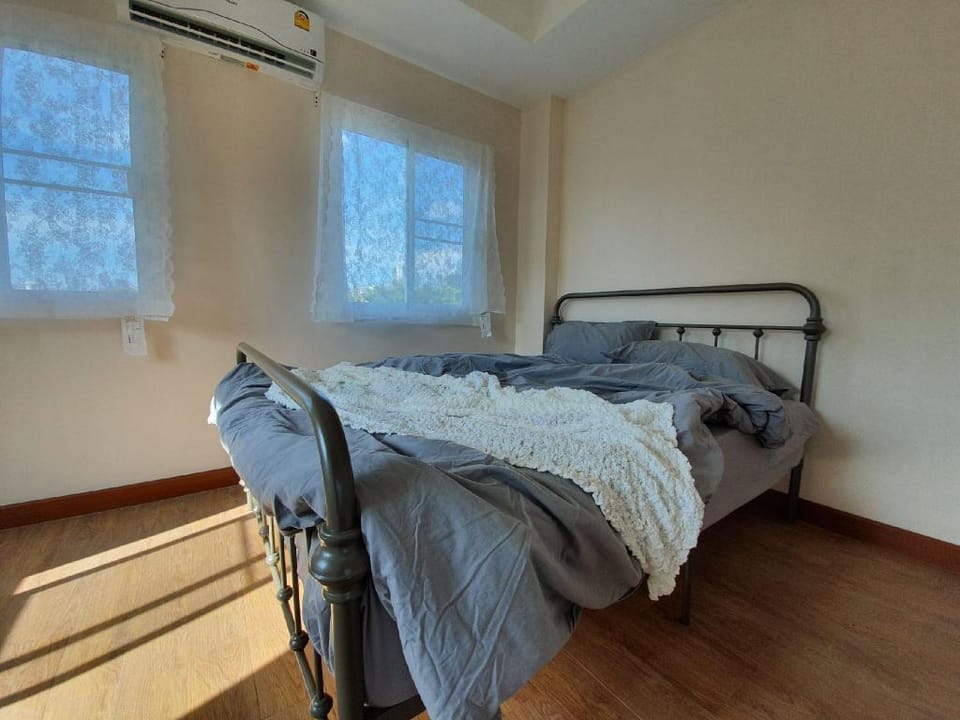 4BR townhome above minimart, MRT, Super Convenient Vacation rental in Bangkok