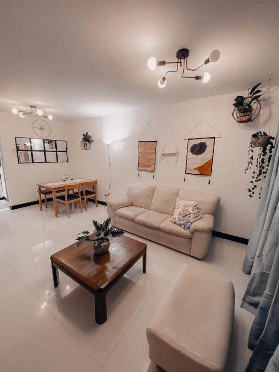 COZY 2BR TOWNHOUSE near CLARK Airport & AQUAPLANET Vacation rental in Angeles