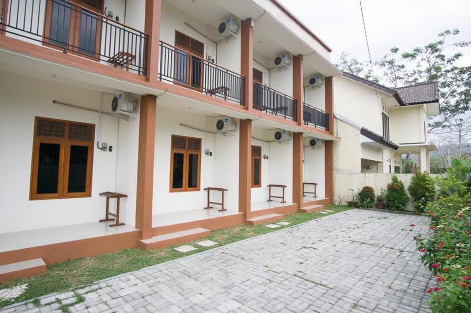 RedDoorz @ Bale Eja Syariah Senggigi Vacation rental in Batu Layar