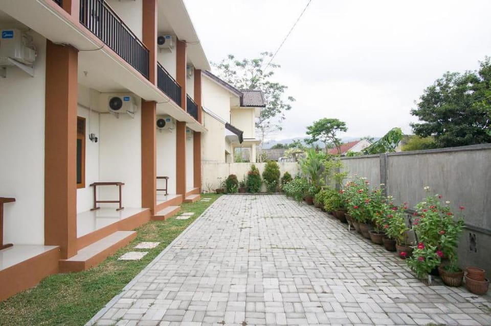 RedDoorz @ Bale Eja Syariah Senggigi Vacation rental in Batu Layar
