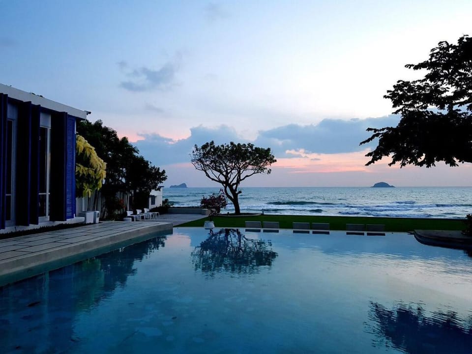 Chelona เซโลน่า เขาเต่า  Apartment in Nong Kae