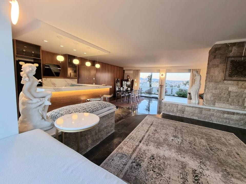 Penthouse Suite with Private Infinity Jacuzzi Hotel in Chalandri