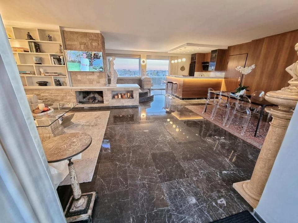 Penthouse Suite with Private Infinity Jacuzzi Hotel in Chalandri