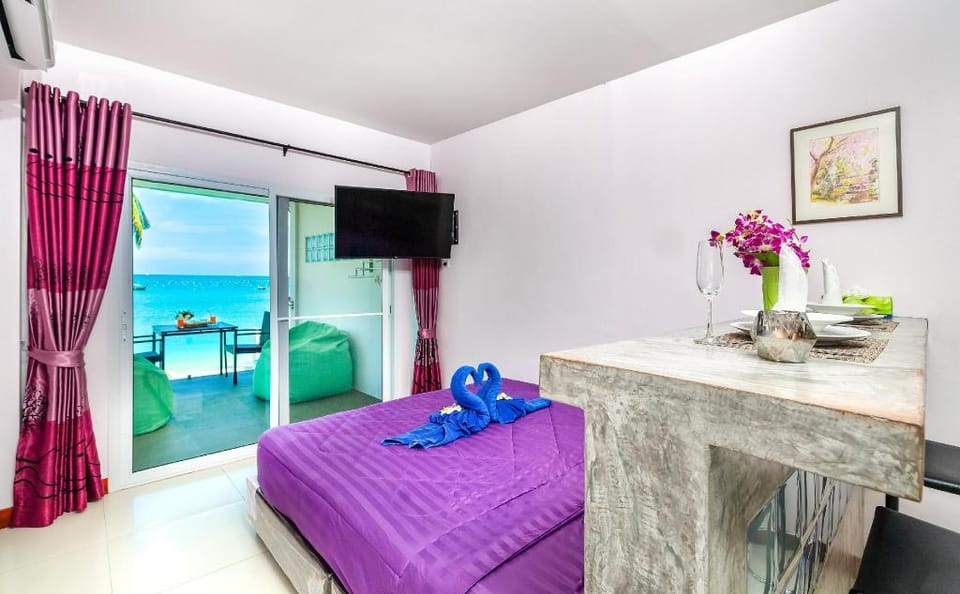 Oceanview Studio - Infinity Pool Beachfront Villa Apartment in Wichit
