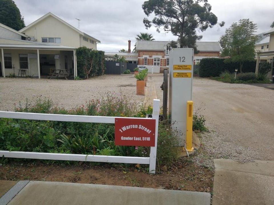 Gawler Townhouse 1 Bedroom John Lennon Room Apartment in Gawler