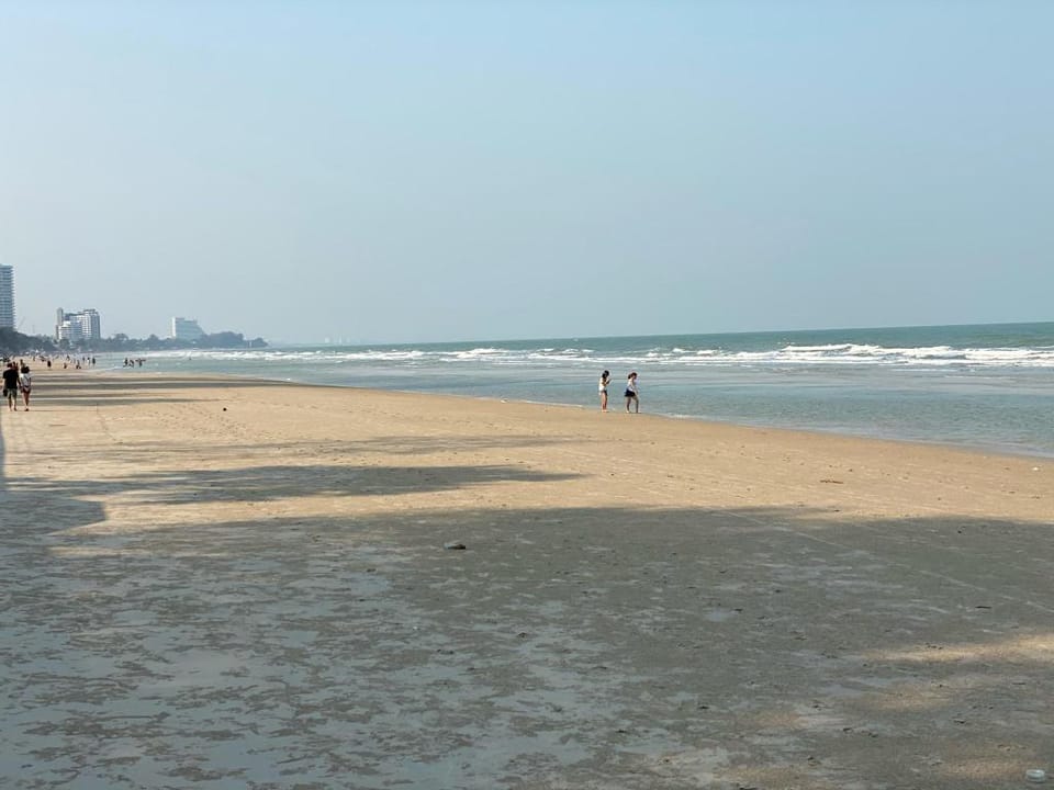 Reno~Relaxing beach vacation next to Cicada market Apartment in Nong Kae