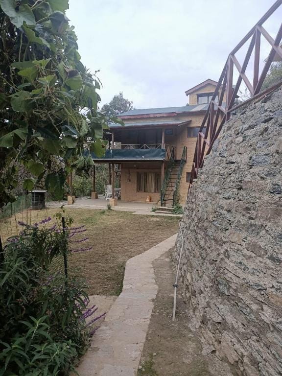Kumaon Estate: A Paradise for Birdwatchers Vacation rental in Uttarakhand