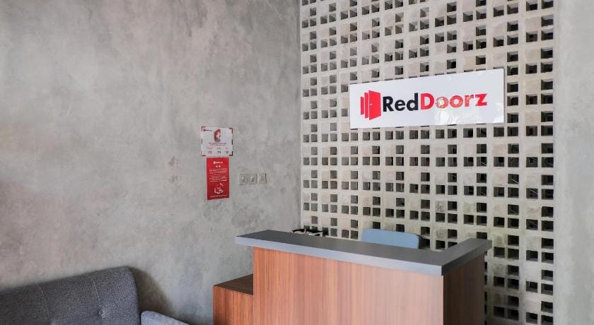RedDoorz  near Trans Studio Mall Cibubur 3 Hotel in West Java
