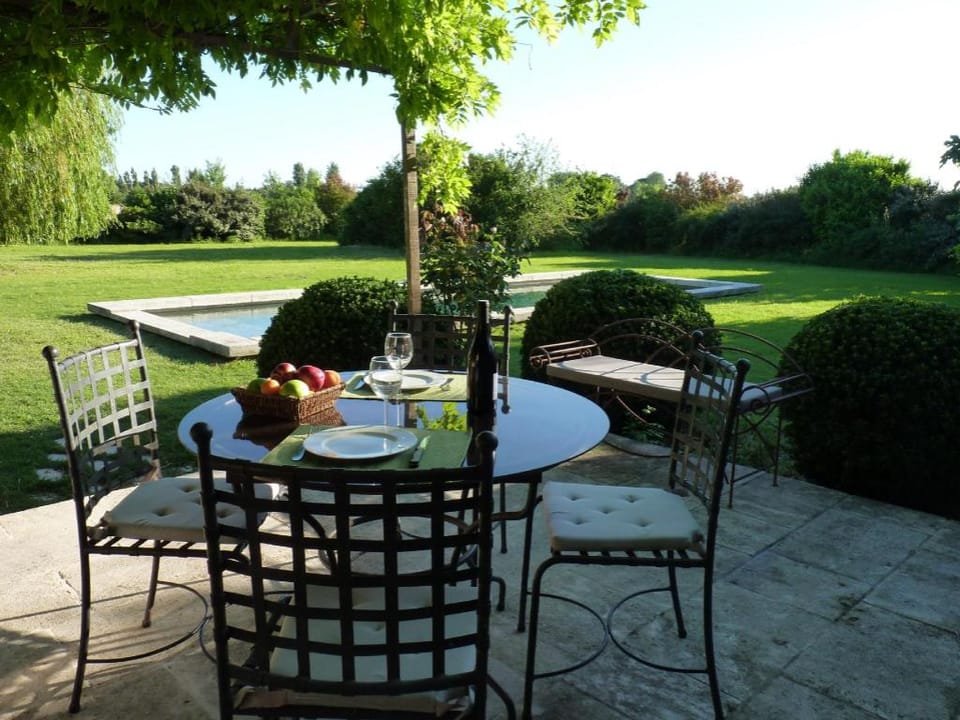 Domaine de Rhodes - Locations de vacances / Vacation rentals Apartment in Villeneuve-lès-Avignon