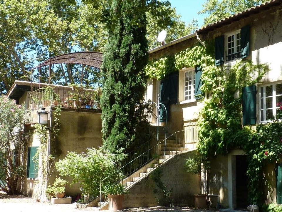 Domaine de Rhodes - Locations de vacances / Vacation rentals Apartment in Villeneuve-lès-Avignon