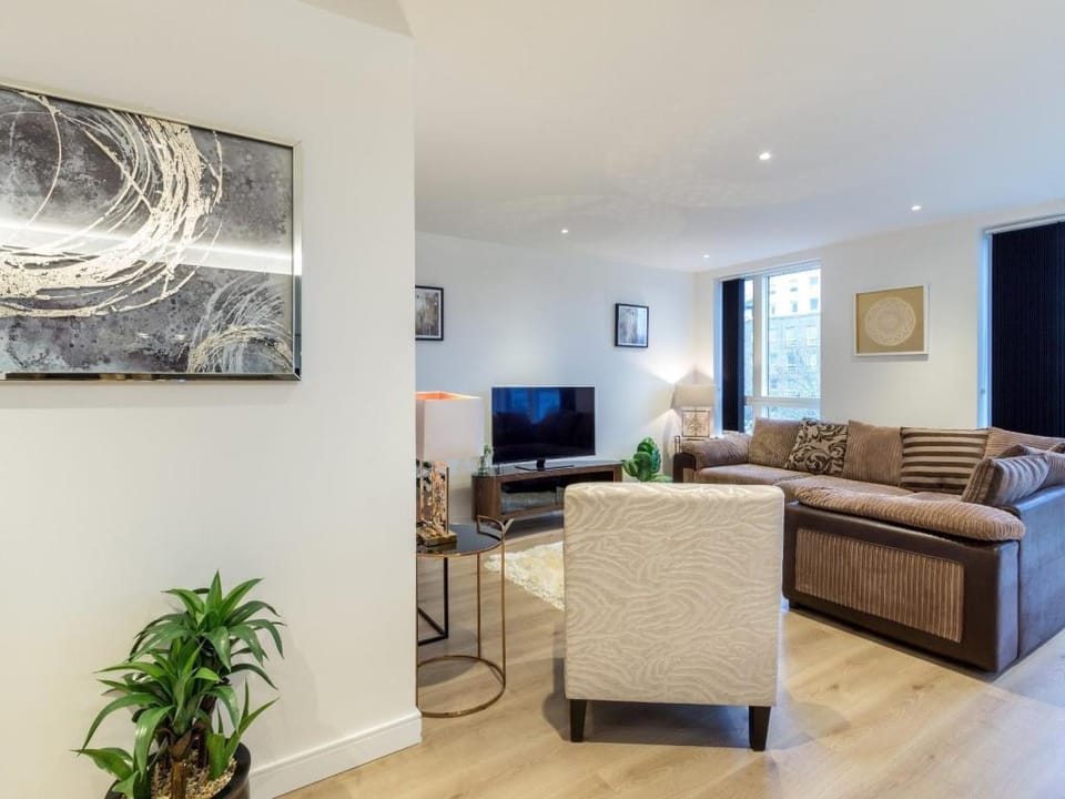 2 Bed Property Close to Heathrow Airport Apartment in Brentford