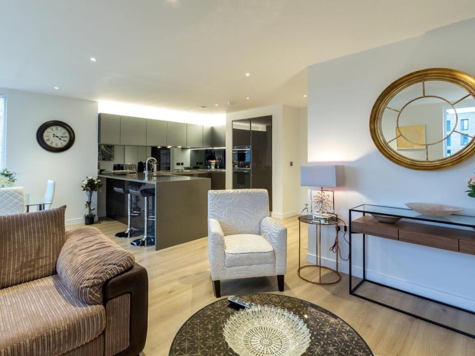 2 Bed Property Close to Heathrow Airport Apartment in Brentford