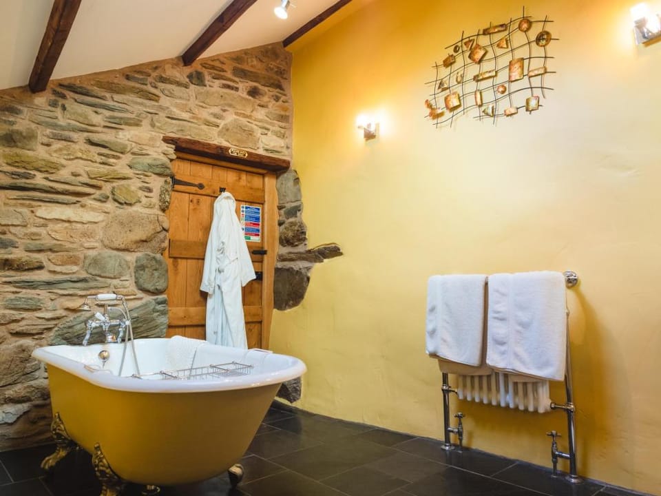 The Wayside and Whisky Barn Hotel in Copeland District