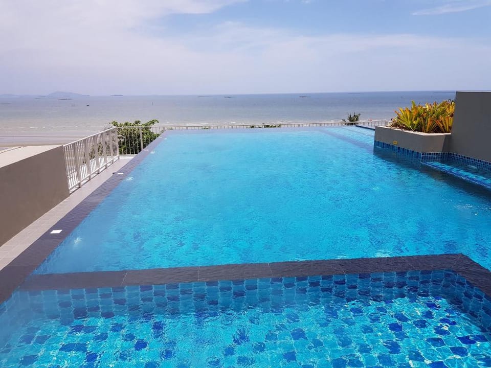 The Exclusive Flr5 @ WON Beach suite &Rooftop pool Apartment in Chon Buri Changwat