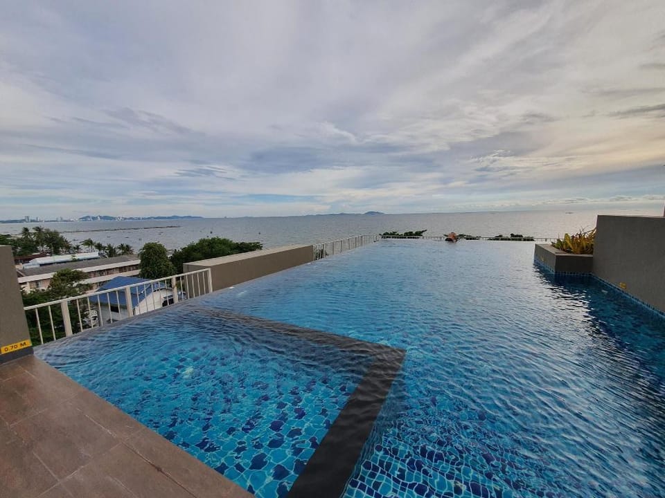 The Exclusive Flr5 @ WON Beach suite &Rooftop pool Apartment in Chon Buri Changwat