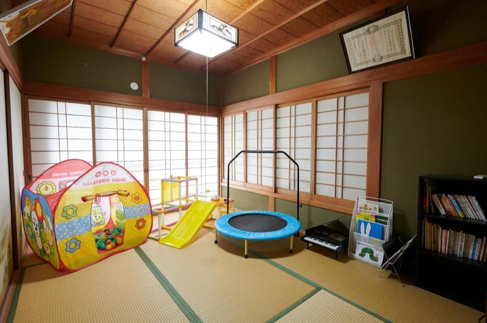 Free Parking for 3 Cars   Equipped with Playroom Hotel in Japan