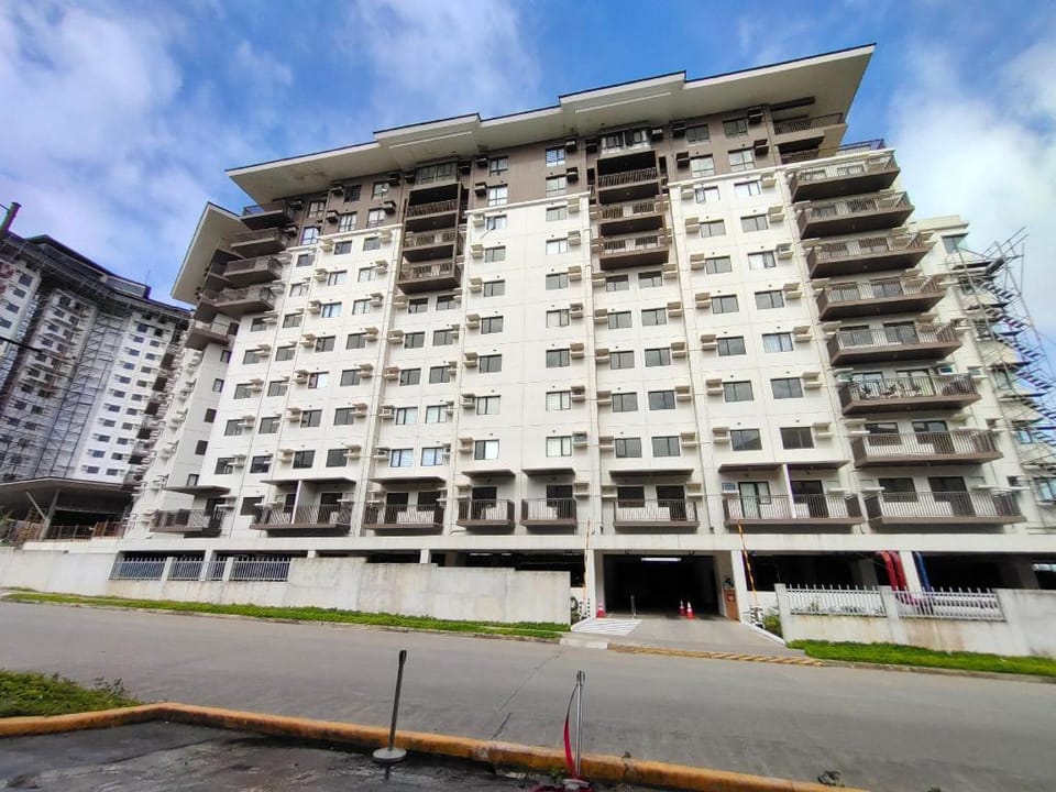 Hotel Inspired Unit in Serin East 09353635230txtme Apartment in Tagaytay