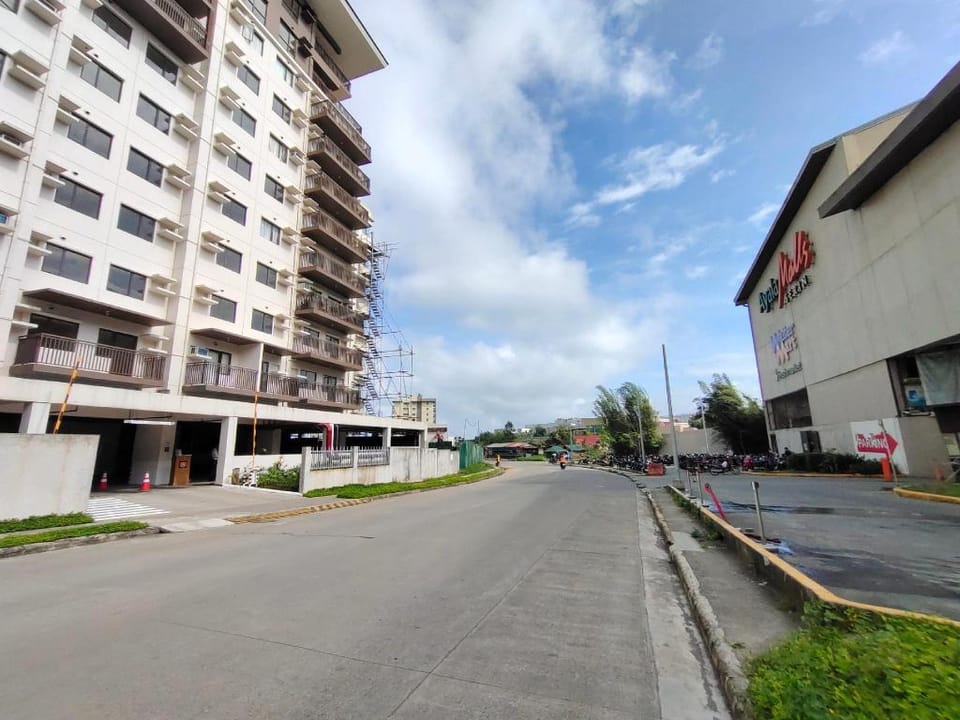 Hotel Inspired Unit in Serin East 09353635230txtme Apartment in Tagaytay
