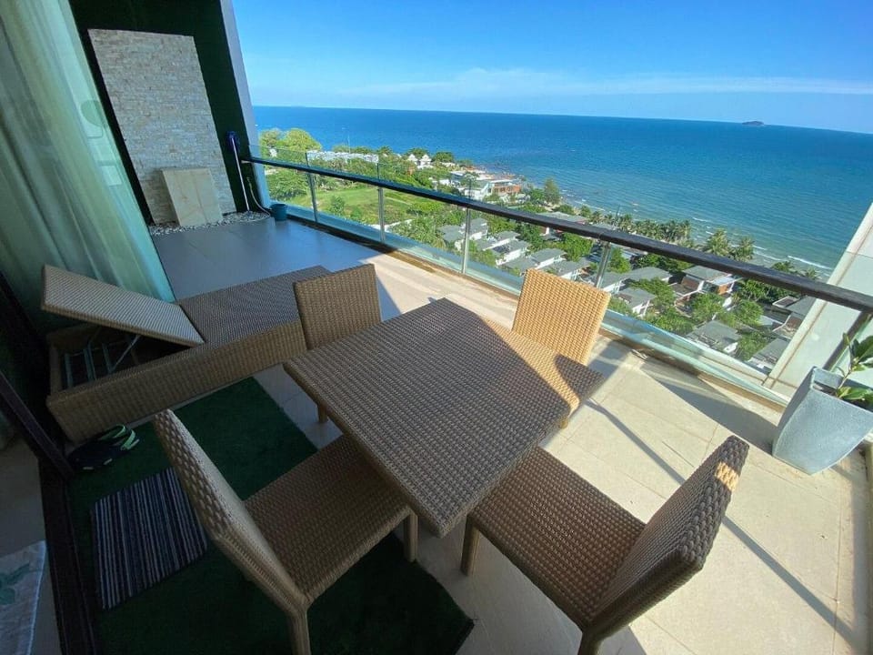 Deluxe Sea View Condo with balcony, Private beach Apartment in Chon Buri Changwat