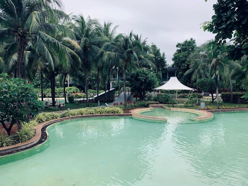 Deluxe Sea View Condo with balcony, Private beach Apartment in Chon Buri Changwat